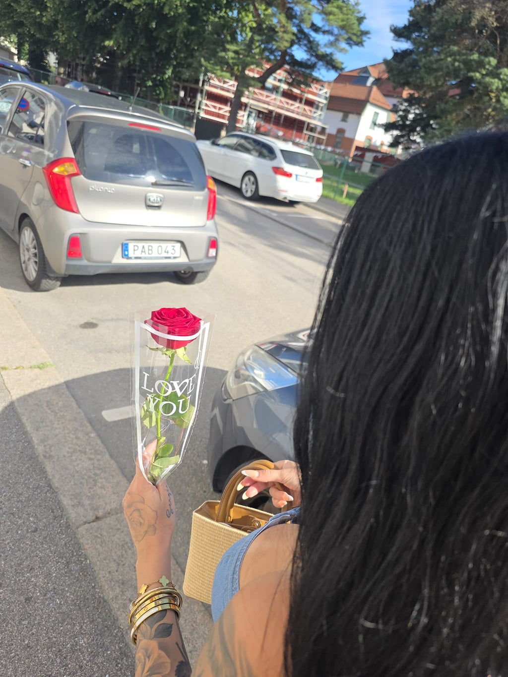 Romantisk gåva med fri frakt – en ros som säger allt